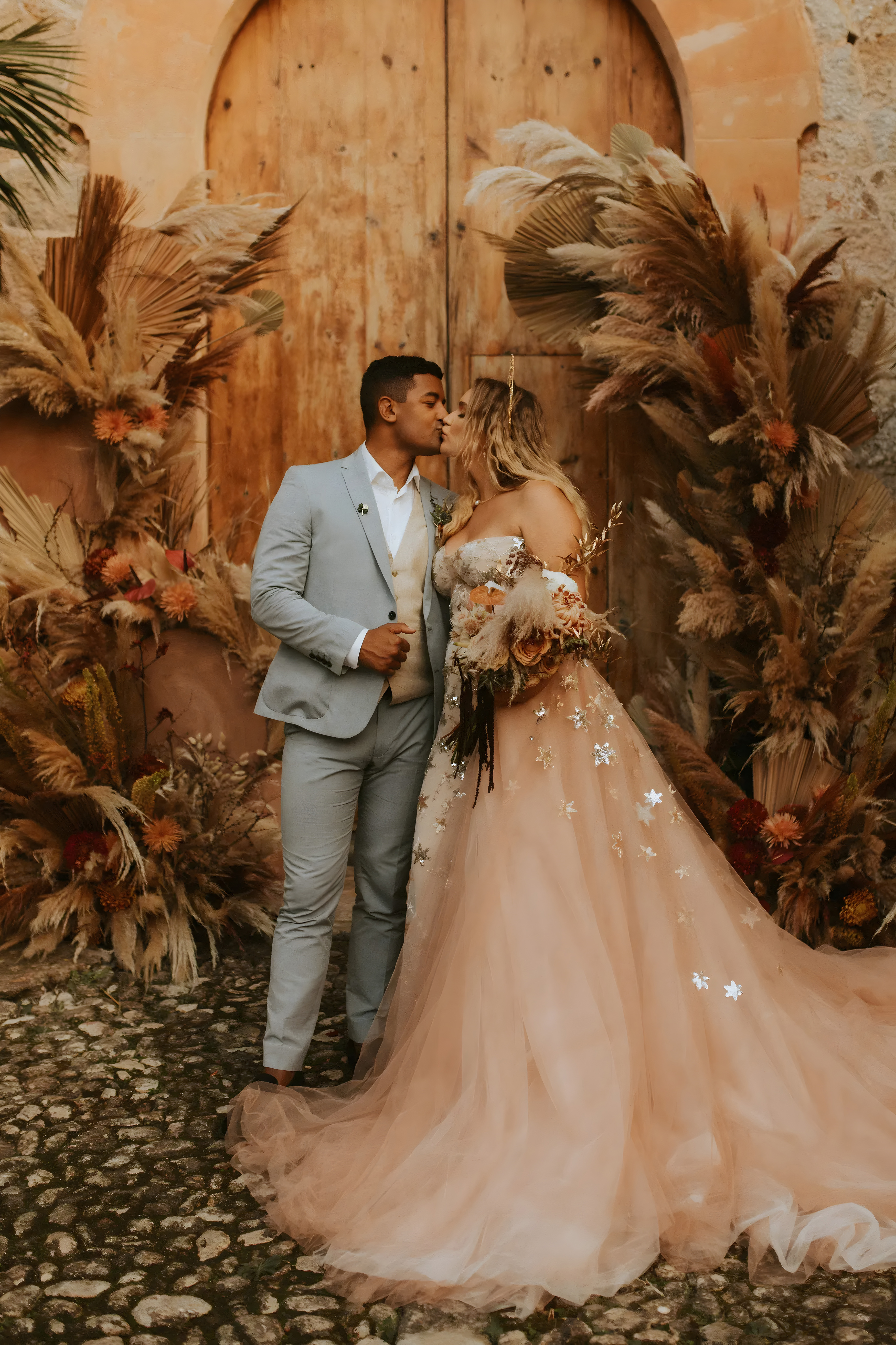 Los mejores vestidos de novia dorados: diseños deslumbrantes para tu look  nupcial | Moda, diseño y tendencias, image size:3500x5250