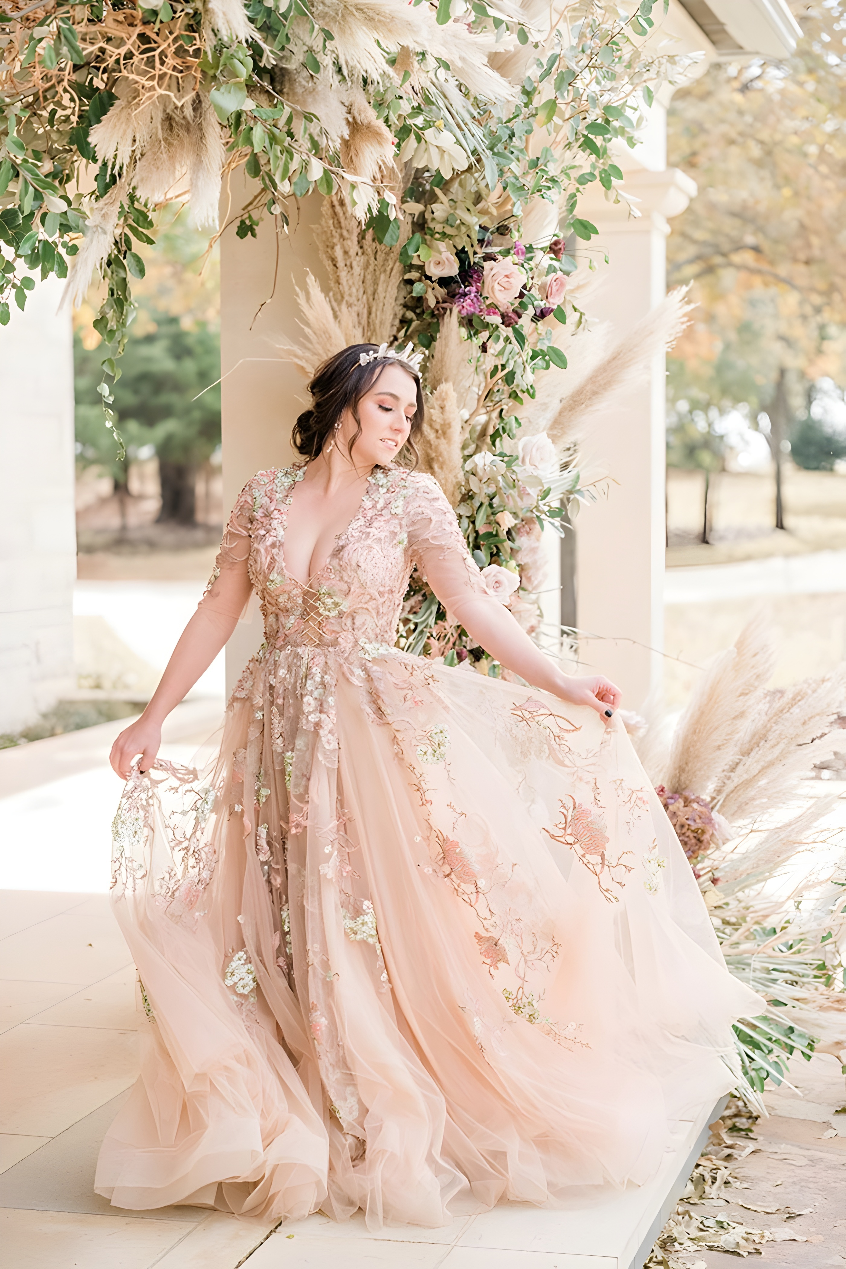Los mejores vestidos de novia dorados: diseños deslumbrantes para tu look  nupcial | Moda, diseño y tendencias, image size:2800x4200